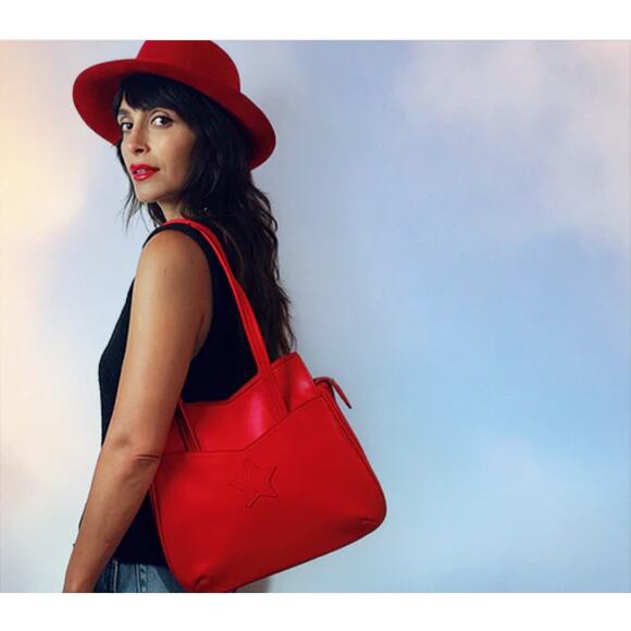 bobbi 70's Brooklyn Inspire Lipstick Red Ladies Bag - Picture 1 of 12